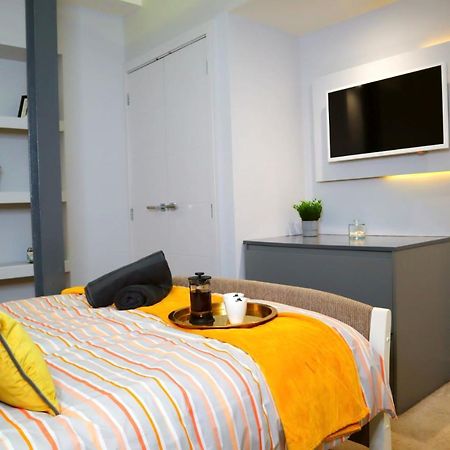 Trendy Urban Industrial Apartment - Great Location - Parking - Fast Wifi - Smart Tv - Beautiful 2 Double Bedroom Apartment Sleeps Up To 4! Bornemouth Extérieur photo