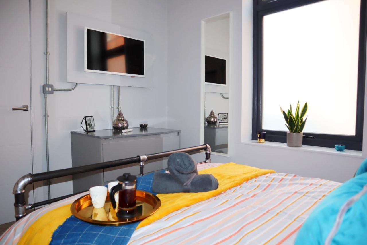 Trendy Urban Industrial Apartment - Great Location - Parking - Fast Wifi - Smart Tv - Beautiful 2 Double Bedroom Apartment Sleeps Up To 4! Bornemouth Extérieur photo