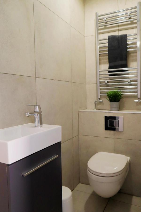 Trendy Urban Industrial Apartment - Great Location - Parking - Fast Wifi - Smart Tv - Beautiful 2 Double Bedroom Apartment Sleeps Up To 4! Bornemouth Extérieur photo