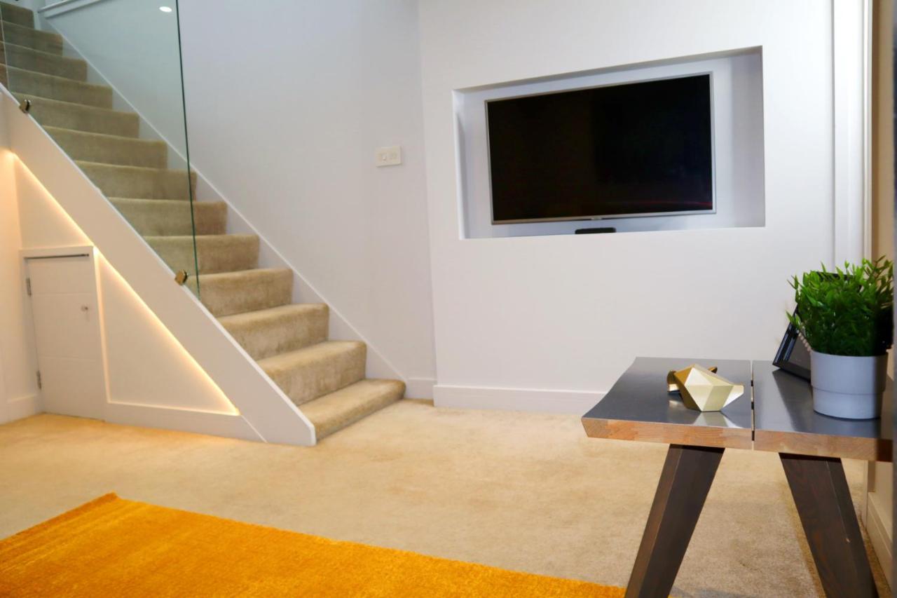 Trendy Urban Industrial Apartment - Great Location - Parking - Fast Wifi - Smart Tv - Beautiful 2 Double Bedroom Apartment Sleeps Up To 4! Bornemouth Extérieur photo