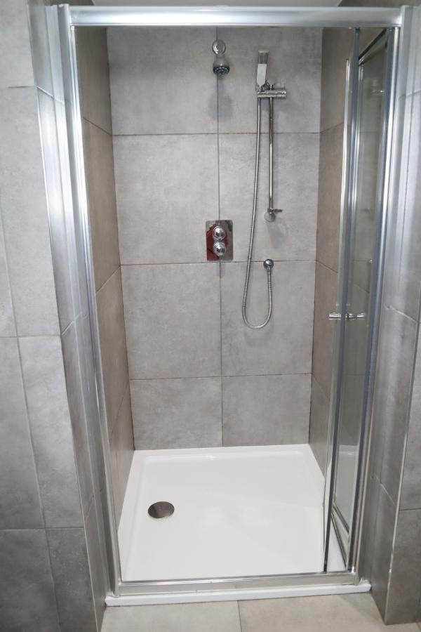 Trendy Urban Industrial Apartment - Great Location - Parking - Fast Wifi - Smart Tv - Beautiful 2 Double Bedroom Apartment Sleeps Up To 4! Bornemouth Extérieur photo