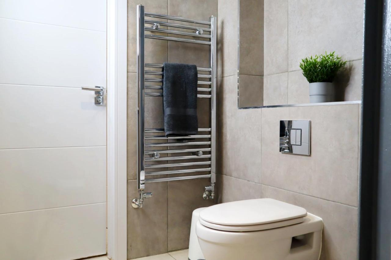 Trendy Urban Industrial Apartment - Great Location - Parking - Fast Wifi - Smart Tv - Beautiful 2 Double Bedroom Apartment Sleeps Up To 4! Bornemouth Extérieur photo