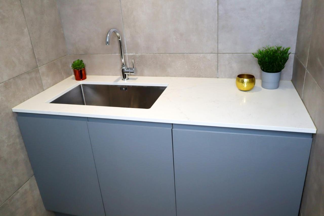 Trendy Urban Industrial Apartment - Great Location - Parking - Fast Wifi - Smart Tv - Beautiful 2 Double Bedroom Apartment Sleeps Up To 4! Bornemouth Extérieur photo
