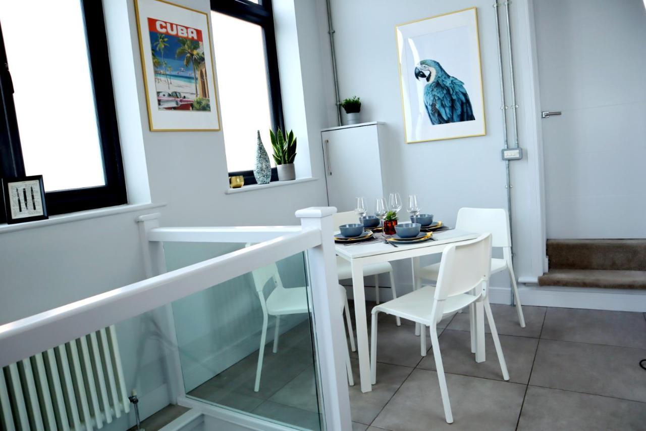 Trendy Urban Industrial Apartment - Great Location - Parking - Fast Wifi - Smart Tv - Beautiful 2 Double Bedroom Apartment Sleeps Up To 4! Bornemouth Extérieur photo